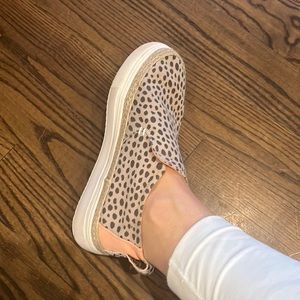 🌸USED Hey Dude’s, Size 6. Fits like a 7